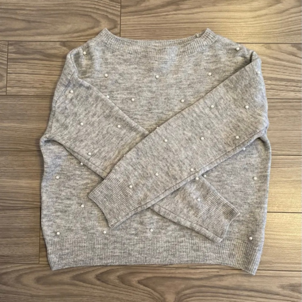 Cozy sweater with pearl embellishment Sz XS